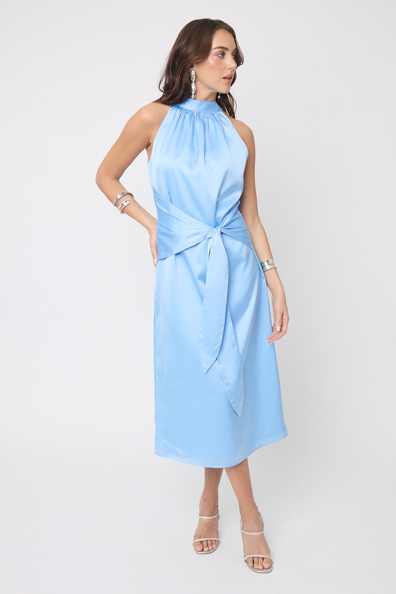 VESTIDO DE FIESTA SIN MANGAS Y CUELLO ALTO