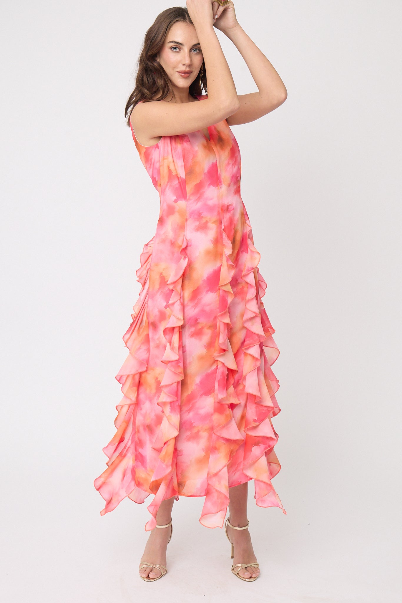 VESTIDO ESTAMPADO LARGO CON OLANES EN ESCAROLA