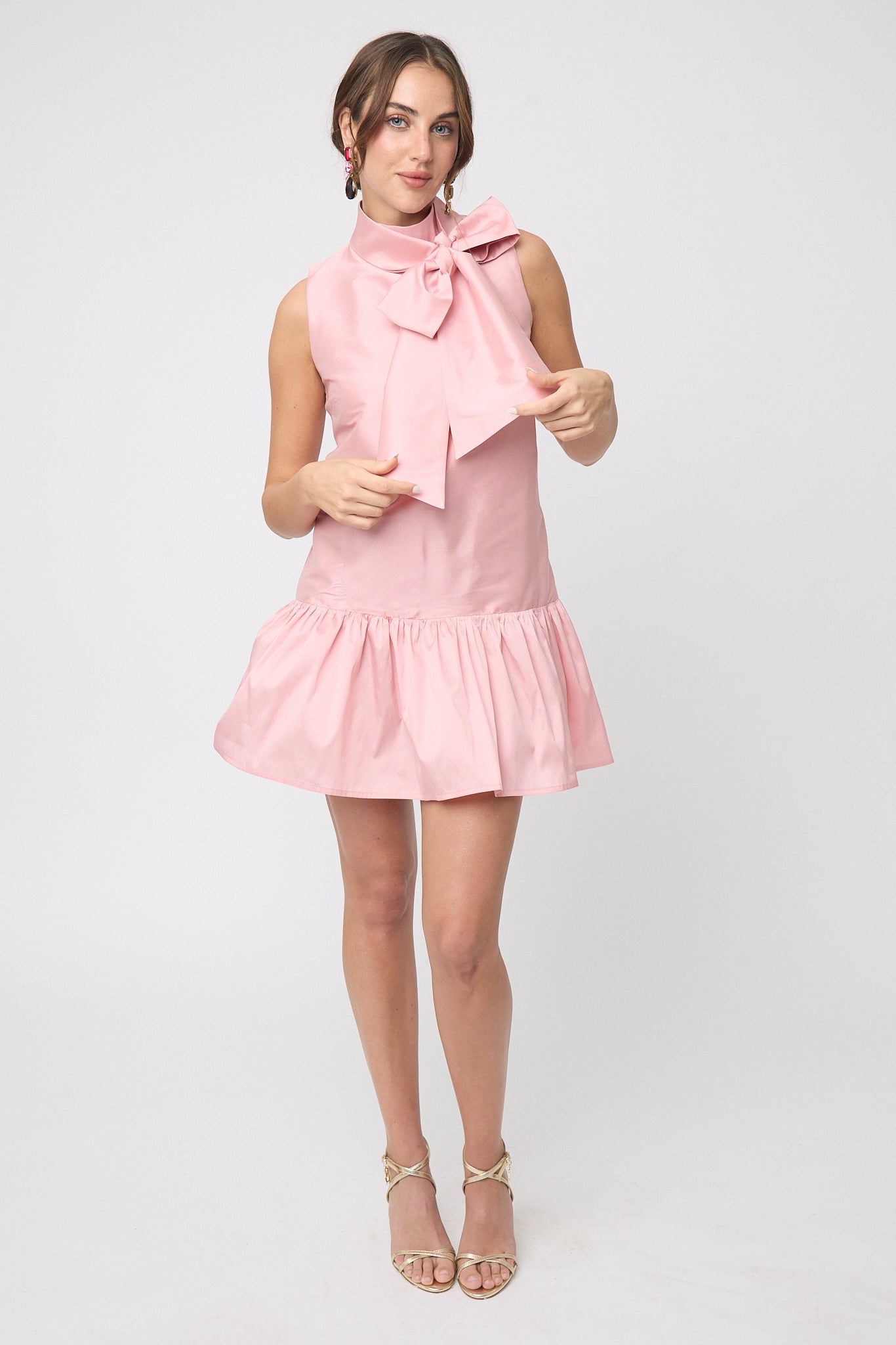 VESTIDO FORMAL MINI CON OLÁN EN FALDA Y CUELLO ALTO