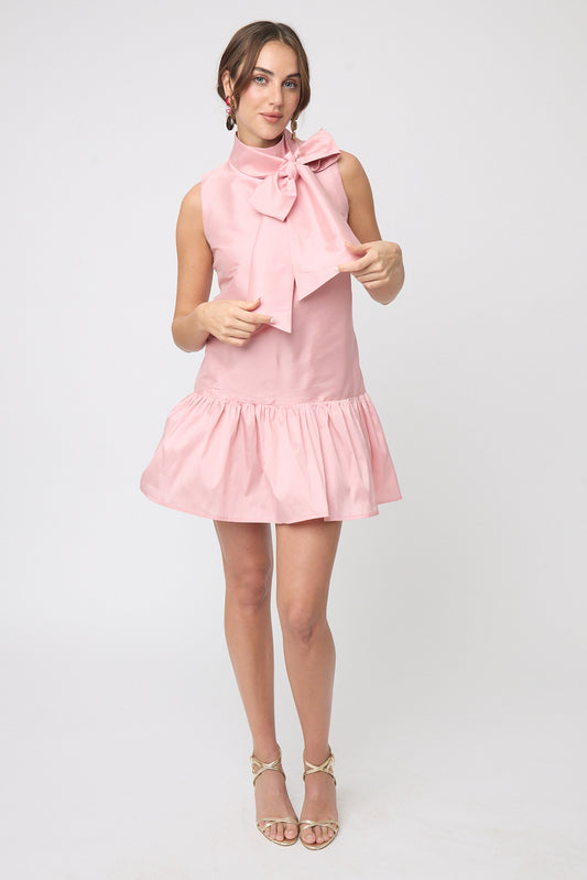 VESTIDO FORMAL MINI CON OLÁN EN FALDA Y CUELLO ALTO